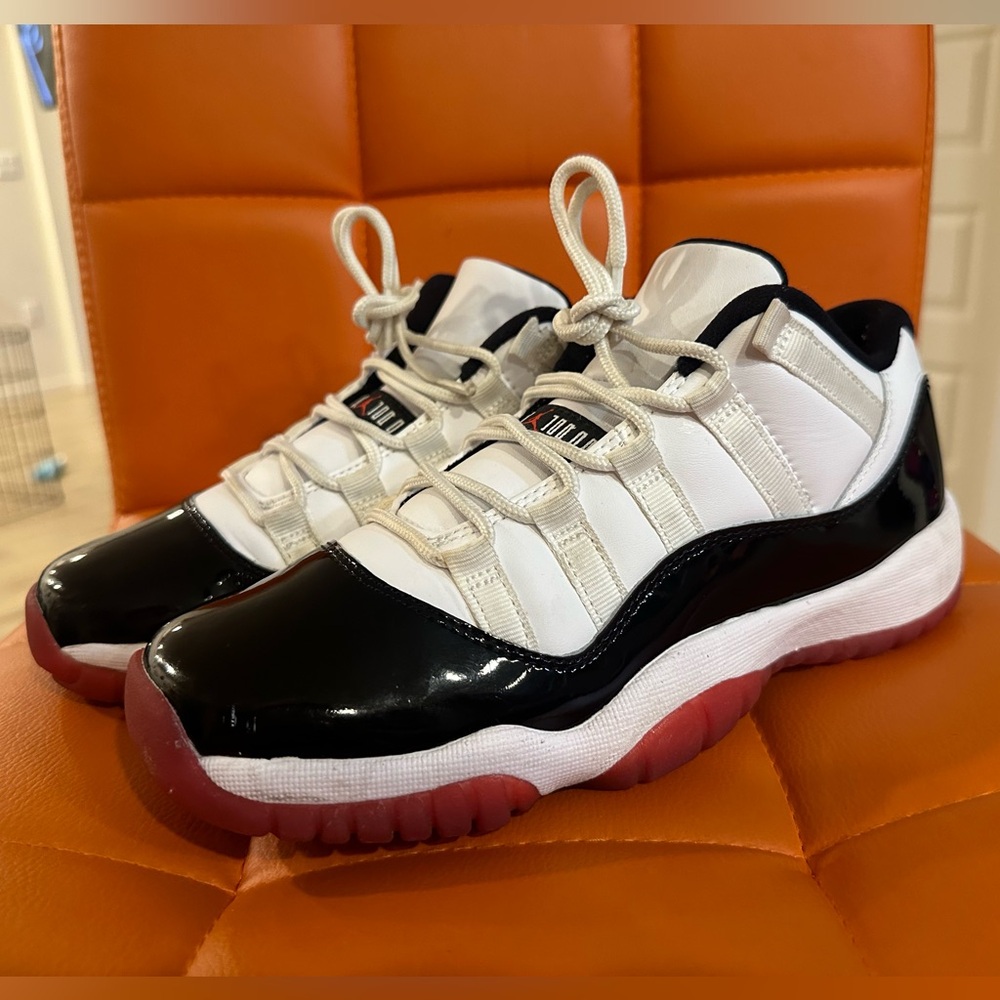 JORDAN 11 RETRO LOW CONCORD BRED *size 6.5Y*
